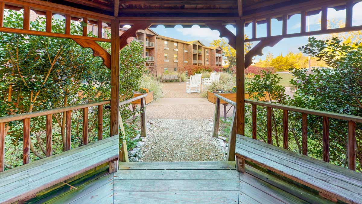 Landscaped courtyard at Autumn Ridge